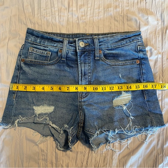 Old Navy distressed high rise denim shorts - Picture 4 of 4